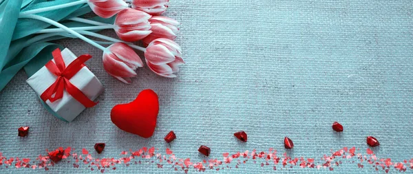 Valentinstag Hintergrund mit Tulpen und rotem Herz auf Tuch Hintergrund. — Stockfoto