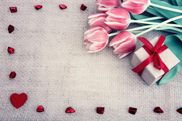 Fond Saint-Valentin avec tulipes et coeur rouge sur toile Fond. — Photo