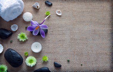 Siyah taşlar, mor örgü ve havluyla kaplıca hayatı.