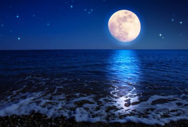 Gece yarısı sakin bir denizde yansımalı dolunay..