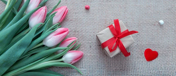 Valentines den pozadí s růžovými tulipány a srdce. — Stock fotografie