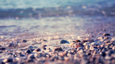 Kumsalda dalgalar süzülüyor, makro çekim..