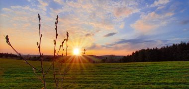 Güzel bir akşamda soyut bulutlar ve renkli günbatımı.