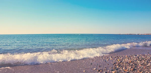 Summer panoramic view of the sea and sun on gravel beach. — Stock Photo, Image