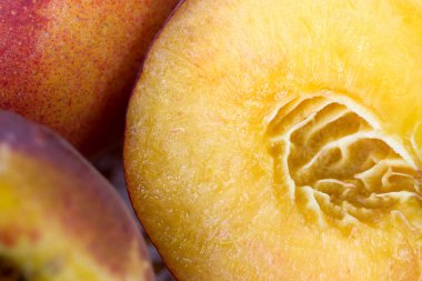 Su damlaları ile büyük kırmızı nektarine yakın.