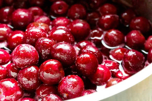 Kirschen mit Kernen in Zuckersirup. — Stockfoto