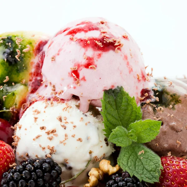 Μικτό παγωτό με απομονωμένα φρούτα . — Φωτογραφία Αρχείου