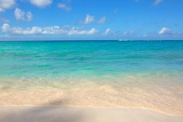 Hermoso mar caribeño y cielo de nubes azules. —  Fotos de Stock