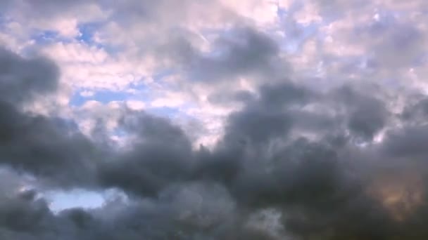 Grijze pluizige wolken lucht achtergrond. — Stockvideo