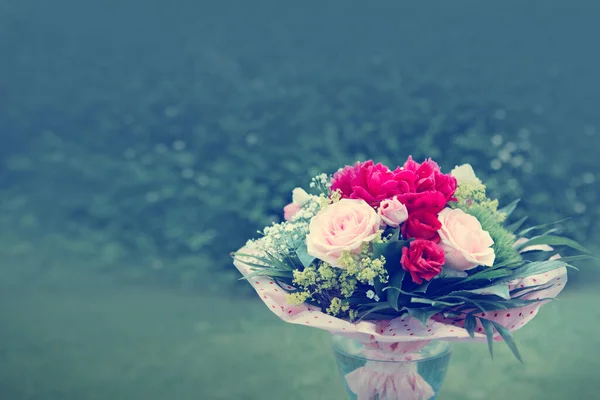 Een boeket rozen geïsoleerd op groene achtergrond. — Stockfoto