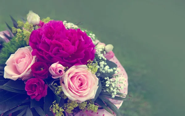 Un ramo de rosas aisladas sobre fondo verde. — Foto de Stock