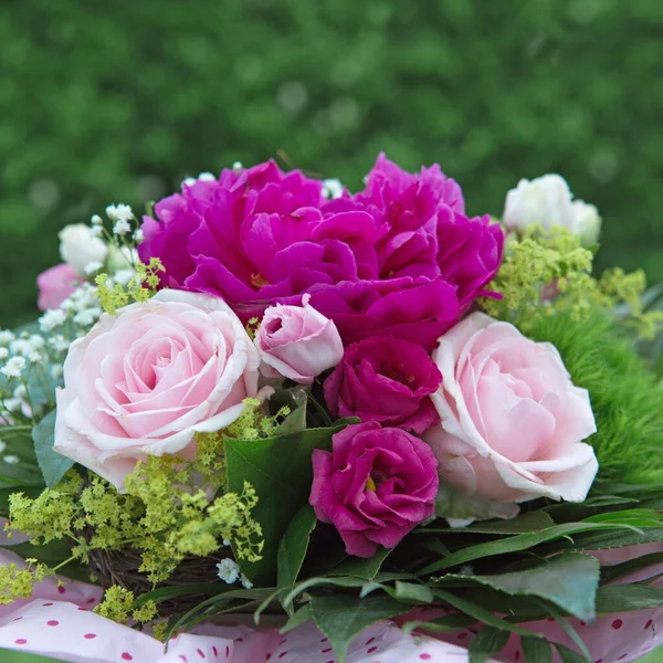 Een boeket rozen geïsoleerd op groene achtergrond. — Stockfoto