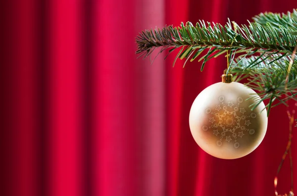 Weihnachtskugel hängt an einem Tannenzweig. Hintergrund Weihnachten. — Stockfoto