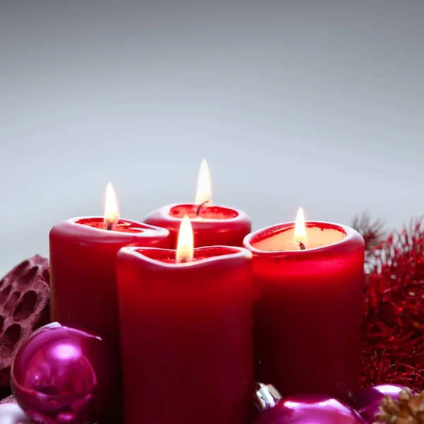 Quatro velas vermelhas para o Advento. Fundo de Natal. — Fotografia de Stock