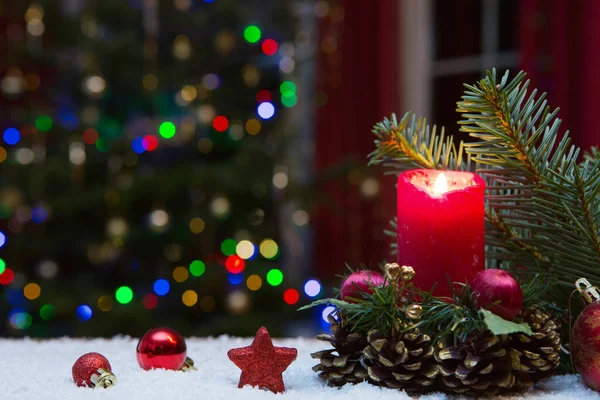 Kerst rode kaars met decoraties en dennenboom geïsoleerd op verlichting achtergrond. — Stockfoto