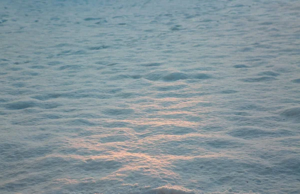 Свежий фон текстуры снега синим тоном и солнечным светом. — стоковое фото