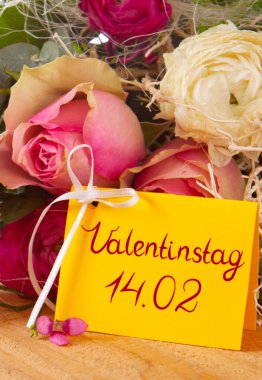 Gül buketi ve Sevgililer günü kartı.