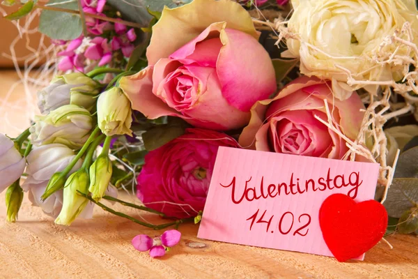 Boeket rozen en Valentijnskaart. — Stockfoto