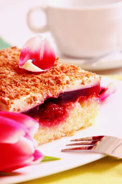 Pastel de cereza y flores . — Foto de Stock