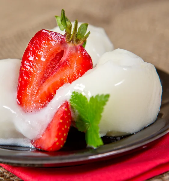 Ice cream with strawberry  . — Stock Photo, Image