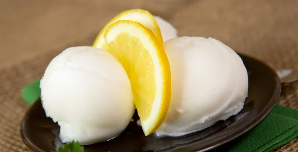 Eis mit Zitrone . — Stockfoto