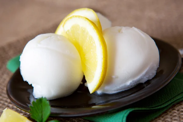 Helado con limón . — Foto de Stock