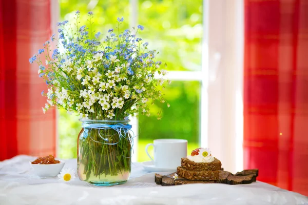 Flores selvagens e pequeno-almoço . — Fotografia de Stock