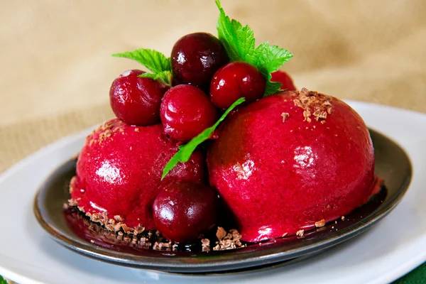 Helado de cereza. — Foto de Stock