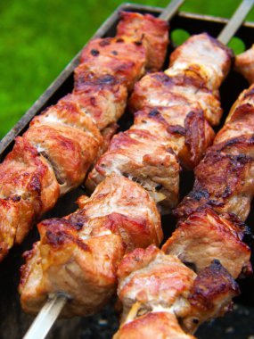 Izgarada ızgara şiş kebap.