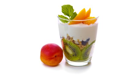 İzole kivi ile taze yoğurt.