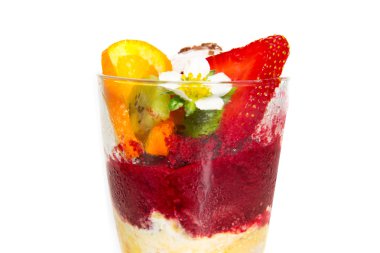 Karışık dondurma ve izole meyveler. .