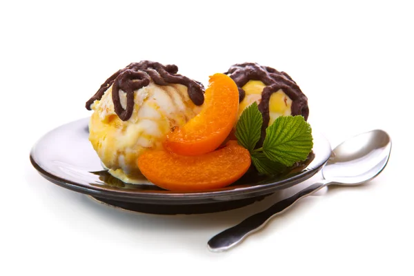 Ice cream with abricot. — Stock Photo, Image