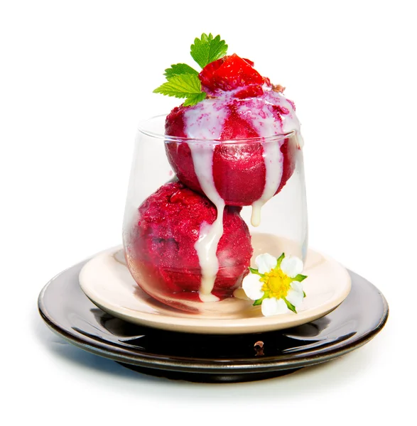 Eis mit Erdbeeren — Stockfoto