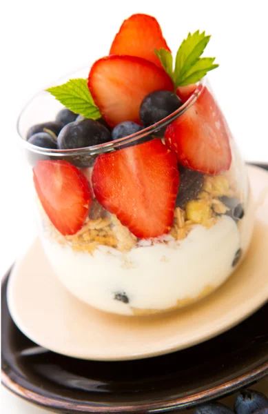 Čerstvý jogurt s jahodami a borůvkami. — Stock fotografie
