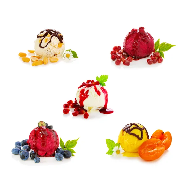 Gemischtes Eis mit Früchten isoliert auf weißem Hintergrund. — Stockfoto