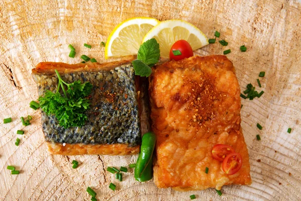 Salmon steak with lemon  on wooden background. — Stock Photo, Image