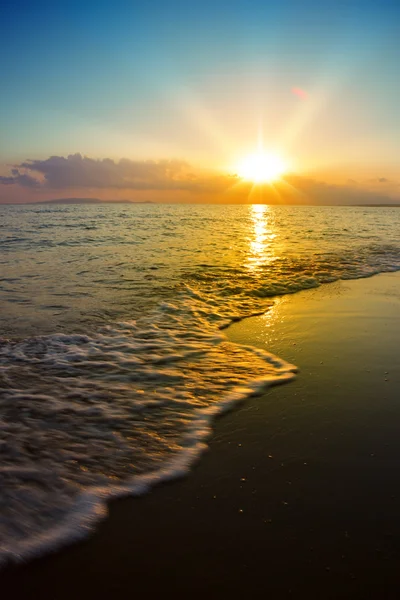 Pôr do sol na praia. — Fotografia de Stock