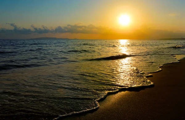 Tramonto sulla spiaggia. — Foto Stock