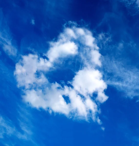 Bulut gökyüzü üzerinde kalp. — Stok fotoğraf