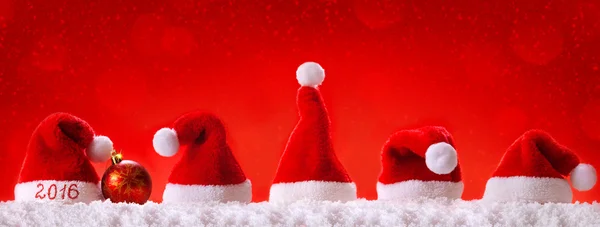 Gelukkig Nieuwjaar 2016 Santa hoeden. Zeven rode Kerstman hoeden . — Stockfoto