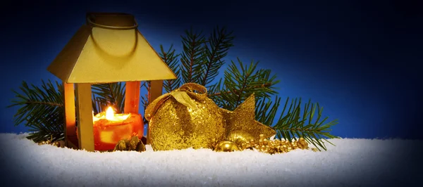 Vánoční Lucerna a zlaté koule . — Stock fotografie