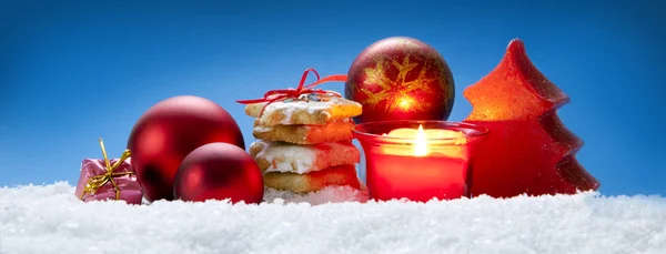 Biscoitos de Natal e decoração isolada no fundo azul . — Fotografia de Stock