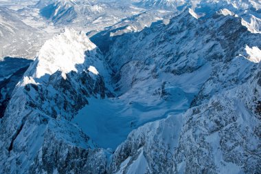 Bavyera 'daki Alp dağlarıyla panoramik kış manzarası.