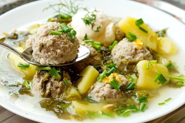 Sauerampfersuppe mit Frikadellen . — Stockfoto