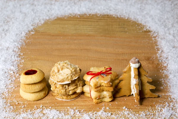 Jul cookies isoleret på træ baggrund og sne . - Stock-foto