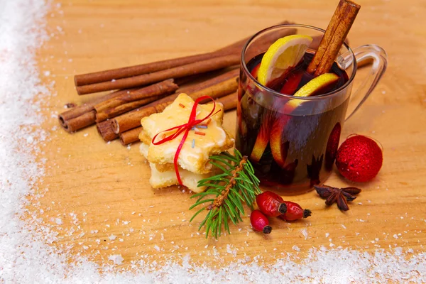 Vino caliente de Navidad y galletas . — Foto de Stock