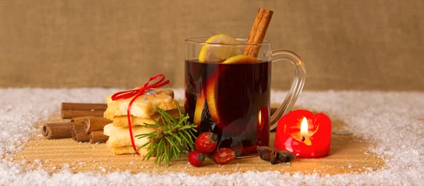 Vino caliente de Navidad y vela de Adviento . — Foto de Stock