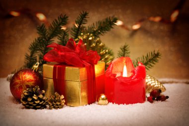Kırmızı Advent mum ve Noel hediyesi.
