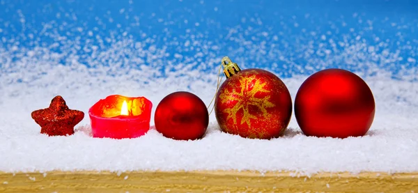 Rode kerstballen en komst kaars . — Stockfoto