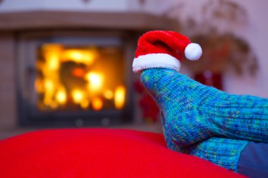 Yünlü mavi çorap ve Noel Baba şapkalı ayaklar .